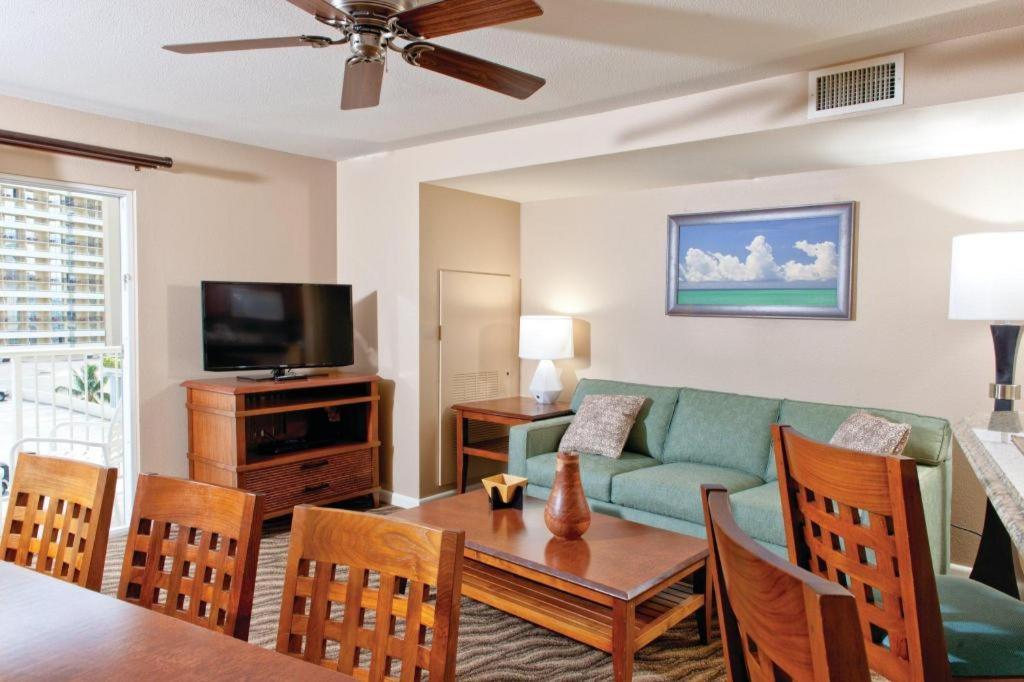 Club Wyndham At Waikiki Beach Walk Гонолулу Экстерьер фото